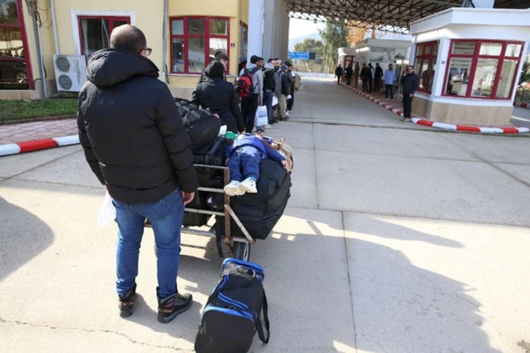 Suriyeliler ülkelerine dönmeye devam ediyor: Yayladağı Hudut Kapısı 11 yıl sonra yeniden açıldı 1